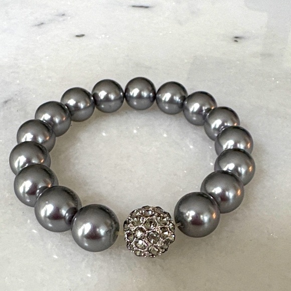 EUC BRACELET Gray Pearls with studded Accent Pearl. Large -Xl. Stretchy Highend - Picture 1 of 5